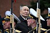 Vladimir Putin står bak soldater i paradeuniform under en seremonis ved Kreml-muren i Moskva.