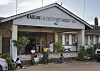 Kasungu District Hospital i Malawi med folk samlet utenfor inngangen.