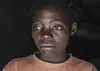 Portrett av Ivy Phiri utenfor hjemmet sitt i Malawi.