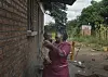 Jordmor holder et lite barn utenfor et helsesenter i Mankhaka i Malawi.