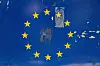 Slitt blått EU-flagg med gule stjerner på en blå bakgrunn.