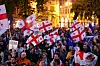 Folkemengde i Tbilisi med georgiske flagg under en demonstrasjon på uavhengighetsdagen.