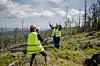 Frøya Skjold Sjursæther besøker vindturbiner ved Odal Vindkraftverk og holder en liten plastvindmølle.