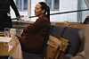 Cindy Robles sitter ved et bord i et moderne kontormiljø.