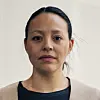 Kvinne sett forfra mot lys bakgrunn.