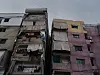 Slitte boligblokker med hengende presenninger og balkonger i Shatila-leiren i Beirut.