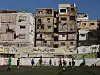 Barn og unge spiller fotball på en bane i Shatila-leiren i Beirut.