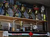 Hyller med trofeer og en håndduk merket Palestine i et treningslokale.