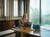 Dorothée Klaus sitter ved et skrivebord med laptop på UNRWA-kontoret i Beirut.
