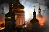 Røyk og flammer stiger opp fra Dormition-katedralen i Kyiv Pechersk Lavra.