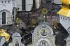 Brannfolk arbeider på taket av en skadet katedral i Kyiv-Pechersk Lavra.