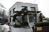 Det norske kronprinsparet går inn på området ved Norges ambassade i Seoul.