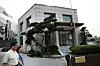 Det norske kronprinsparet går inn på området ved Norges ambassade i Seoul.
