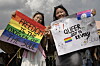 To deltakere holder regnbuefargede plakater med budskap om frihet og like rettigheter i Kathmandu.