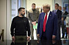 Volodymyr Zelenskyj og Donald Trump står og snakker innendørs i New York.