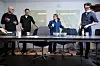 Frøya Skjold Sjursæther står i et møterom med tre andre personer og holder en liten plastvindmølle.