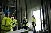 Fire personer i verneutstyr står inne i en vindturbin ved Odal Vindkraftverk.