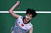 Chen Yufei slår en badmintonball i semifinalen mot Pusarla V. Sindhu.
