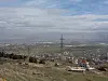Utsikt over Bar Elias i Bekaadalen med bebyggelse, jorder og en høyspentmast.