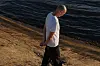 Anders Sømme Hammer står på en skråning ved vannet på Katten badeplass i Oslo.