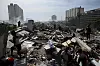 Folk går mellom ruiner og sammenrast bebyggelse etter jordskjelv i Caraballeda, Venezuela.