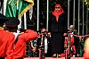 Samia Suluhu Hassan står foran soldater under en militærparade i Dar es Salaam.