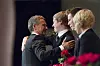 Jens Stoltenberg klemmer Åsmund Aukrust under en minnemarkering i Folkets Hus.