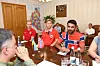 Jonas Andersen Sayed og Taras Pastuh sitter ved et bord sammen med flere personer i et møterom i Ternopil.