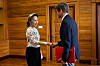 Aung San Suu Kyi håndhilser på Arnaud de Baecque i et rom med trepanel i Naypyitaw.