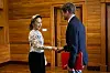 Aung San Suu Kyi håndhilser på Arnaud de Baecque i et rom med trepanel i Naypyitaw.