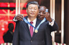 Xi Jinping holder medaljen han er tildelt av Sør-Afrikas president Cyril Ramaphosa i Pretoria.
