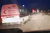Ambulanse med Røde Halvmåne-logo og blinkende lys kjører på en mørk vei i Rafah.