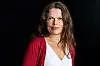 Cecilie Hellestveit i rødt plagg og hvit topp mot mørk bakgrunn.