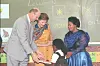 Kong Harald og dronning Sonja møter barn og ansatte ved en skole i Soweto.
