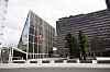 Norsk flagg på halv stang utenfor Regjeringskvartalet i Oslo.