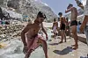 Pilegrimer bader i en kald fjellbekk ved Amarnath-grotten i Kashmir.