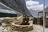 Indiske soldater står ved en sandsekkstilling i et fjellandskap nær Amarnath-helligdommen.