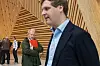 Åsmund Aukrust står i forgrunnen, mens Raymond Johansen står i bakgrunnen i Utenriksdepartementet.