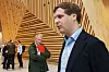 Åsmund Aukrust i forgrunnen under møte med bistandsorganisasjoner, med Raymond Johansen i bakgrunnen.