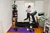 Heidi Sandvand Hegertun trener på tredemølle i et hjemmegym.