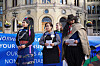 Tre representanter for Mapuche-Williche står med papirer foran Stortinget under en demonstrasjon.