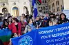 Mapuche-Williche-representanter demonstrerer foran Stortinget med et blått banner mot Statkraft.