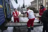 MSF-arbeidere bærer en kvinne på båre inn i et medisinsk tog i Pokrovsk.