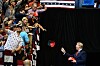 Donald Trump kaster en rød MAGA-caps mot tilhengere under et valgmøte i Florida.