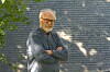 Erik Berg, eks-diplomat og UD-veteran står med armene i kors foran en steinvegg. Kritiserer ukultur i UD.