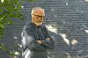 Erik Berg, eks-diplomat og UD-veteran står med armene i kors foran en steinvegg. Kritiserer ukultur i UD.