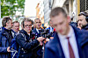 Finansminister Jens Stoltenberg går forbi pressen på vei fra Finansdepartementet til Stortinget.