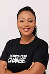 Kvinne med armene i kors iført svart T-skjorte med teksten «Women for Change».