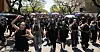 Demonstranter marsjerer samlet i en gate i Johannesburg under en protest mot kjønnsbasert vold.