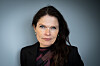 Cecilie Hellestveit i svart jakke foran en grå bakgrunn.
